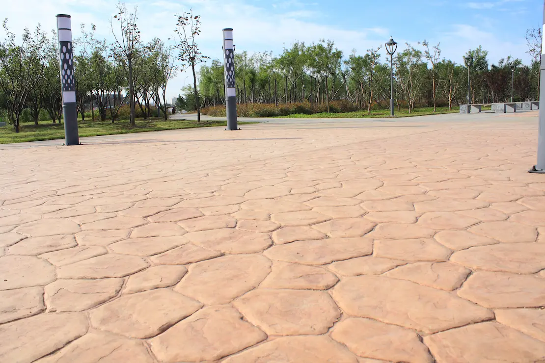 Zona de relajación de una universidad con piso de hormigón estampado. Zona de relajación de una universidad con piso de hormigón estampado.